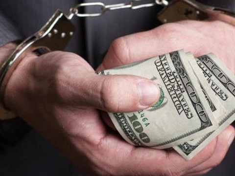 На Київщині начальника слідчого відділу ДФС підозрюють у хабарництві