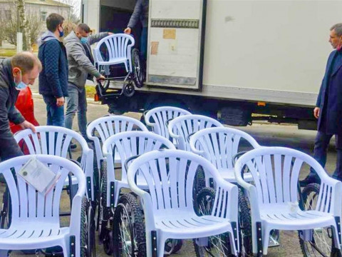 У Кагарлицькій лікарні з’явилося десять американських інвалідних візків (ФОТО)