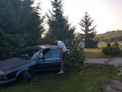 У Ржищеві троє п’яних хлопців розбили автомобіль та втекли з місця пригоди (ФОТО)