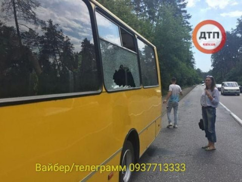 Під Києвом меблі, які злетіли з даху автомобіля протаранили маршрутку (ФОТО)  