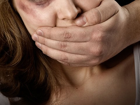 У Білій Церкві чоловіки викрали 51-річну жінку та по черзі ґвалтували її