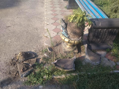 У Ржищеві вандали розтрощили горщик з квітами (ФОТО) 