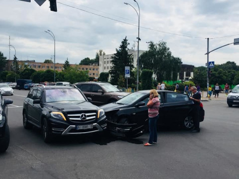 Не поділили дорогу: у центрі Броварів сталася ДТП