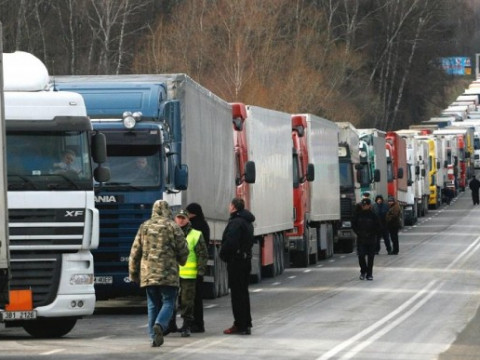 Транспортний колапс призвів до обмеження в’їзду вантажівок до столиці