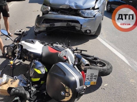 Під столицею мотоцикліст в’їхав у легковий автомобіль 