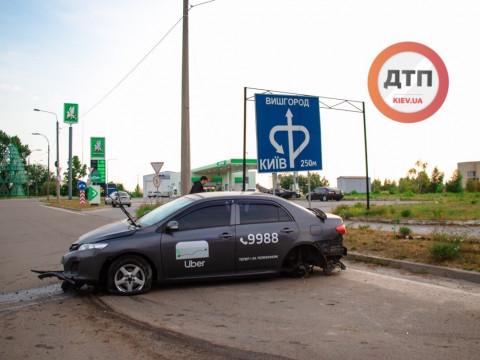 Під Києвом таксист заснув за кермом та врізався у стовп (ФОТО) 