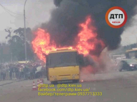 У Києві згоріла Броварська маршрутка (ФОТО, ВІДЕО)