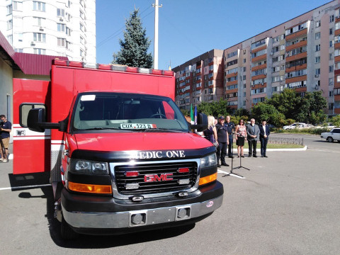 У Броварах американці подарували пожежникам рятувально-медичний автомобіль