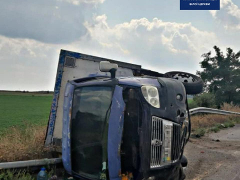 На Київщині через несправність вантажівки водій втратив керування та зіткнувся із бетонним бордюром 