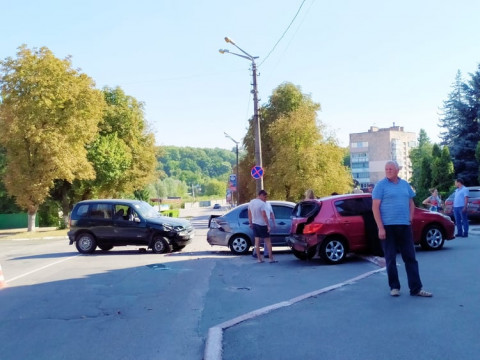 В Обухові біля міськради чоловік протаранив три автомобілі (ФОТО)