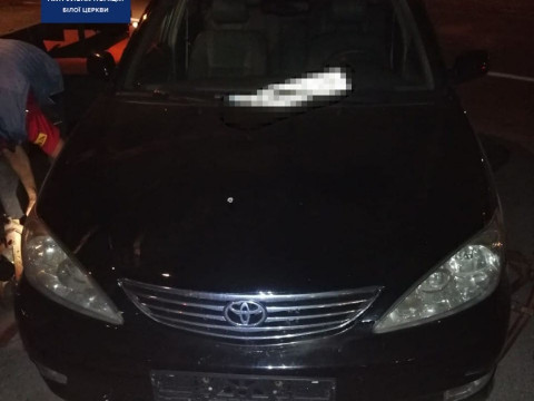 У Білій Церкві автомобіль на швидкості виїхав на алею та ледь не збив пішоходів