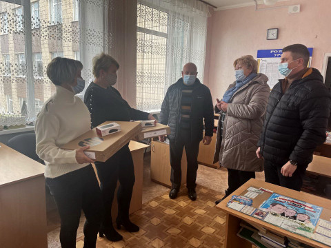 Учителям Рокитнянської громади для роботи надали сучасні ноутбуки