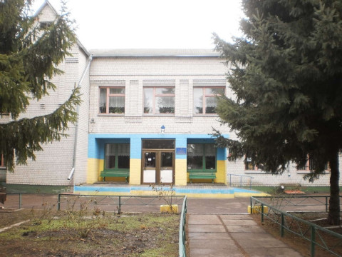 Жителі Васильківської ОТГ бояться, що влада може продати школу (ФОТО)