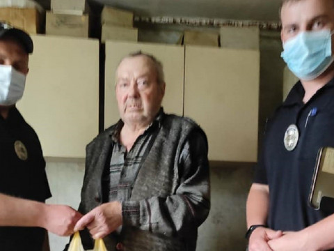 Поліцейські врятували від голоду літнього жителя Сквири