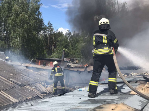 На Броварщині вогонь знищив дах меблевої фабрики (ФОТО)