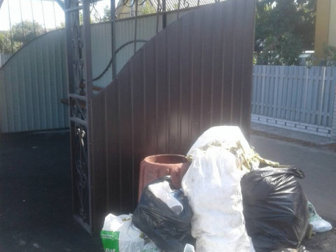 У Борисполі намагаються спіймати людей, які викидають сміття на зупинки 