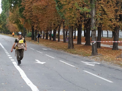 У Білій Церкві чоловік пробіг марафон у військовому обмундируванні (ФОТО)