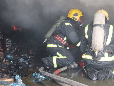 У Білогородській ОТГ металевий ангар гасили 57 пожежників (ФОТО)