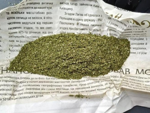 У Гостомелі в молодика виявили наркотики (ФОТО)