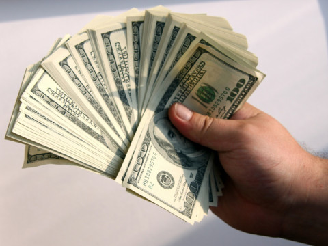 У Славутичі чоловік вихопив з рук жінки 2700 доларів та втік  