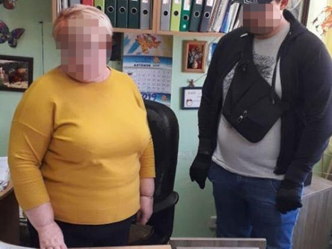 У Гостомелі чиновницю спіймали на хабарі