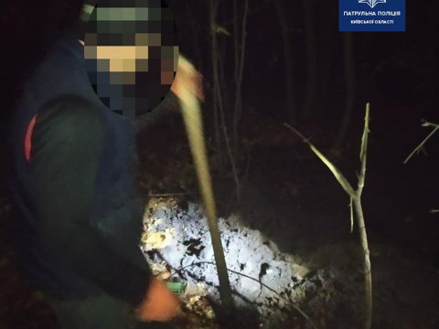 На Київщині чоловік вночі за гроші розкопував мідний кабель