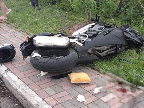 У Петропавлівській Борщагівці небезпечний маневр мотоцикліста призвів до ДТП (ФОТО)