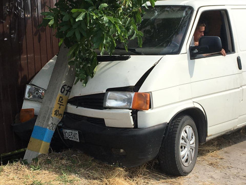 На Бориспільщині автомобіль врізався у електроопору