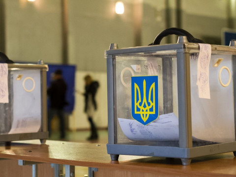 Порушення на виборах: в Українці виборець сфотографував та порвав бюлетень (ВІДЕО)