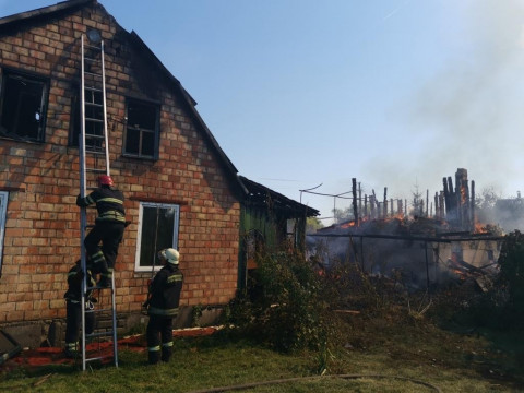 Пожежа на Броварщині: вогонь вщент знищив житловий будинок та пошкодив ще один поруч