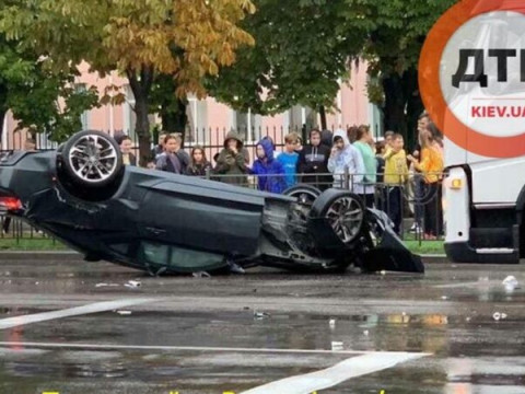У Броварах автомобіль перекинувся на дах