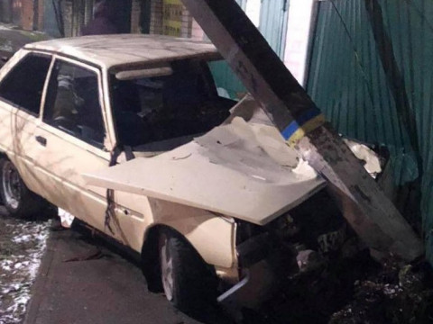 На Київщині автомобіль зніс електроопору