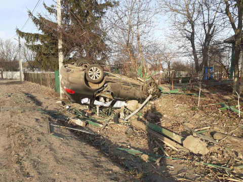 У Баришівському районі хлопець зніс автомобілем 21 метр паркану