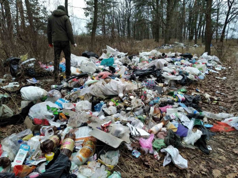 Після закриття полігону в Макарівському районі сміття почали вивозити у лісосмуги (ФОТО)