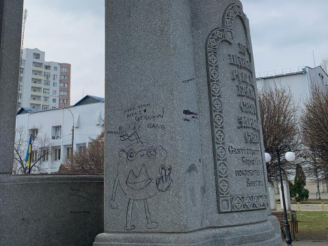 У Вишгороді невідомі своєю творчістю псують пам’ятники (ФОТО)