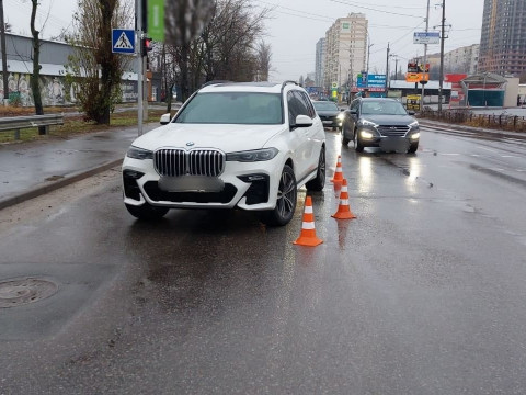 Не помітив: у Вишгороді водій BMW збив пенсіонерку на пішохідному переході