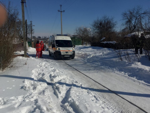 На Київщині рятувальники продовжують витягувати зі снігових заметів автомобілі швидкої допомоги