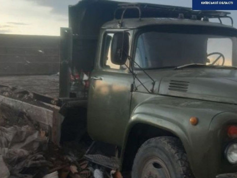 Бориспільські патрульні викрили водія вантажівки, який незаконно вивозив сміття