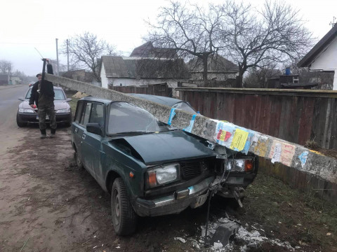 У Броварському районі чоловік на авто ВАЗ збив бетонний стовп