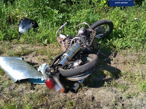 На Київщині у мотоцикліста на трасі вибухнуло колесо