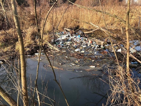 У Києво-Святошинському районі люди скидають сміття в річку (ФОТО)