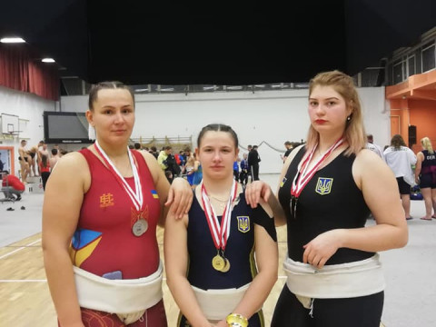 Сумоїстки з Переяславщини  привезли додому шість медалей з угорського турніру (ФОТО)