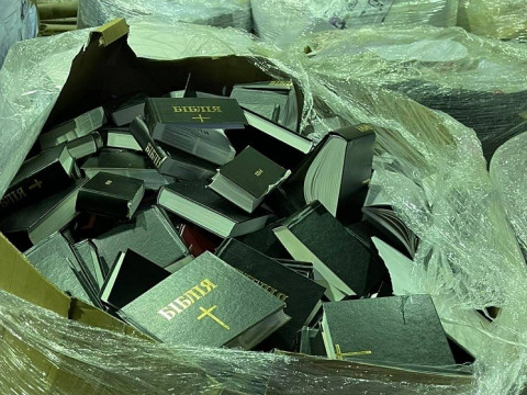 У Броварах в макулатуру здали коробку порізаних Біблій