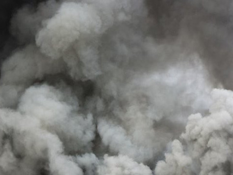 Дим проїдав очі: у багатоквартирному будинку в Бучі сталась пожежа (ФОТО)