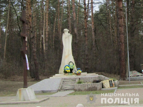 На Бориспільщині вандал пошкодив та обікрав меморіал Героям Небесної сотні