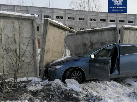 У Борисполі водій Mazda протаранив бетонну огорожу (ФОТО)