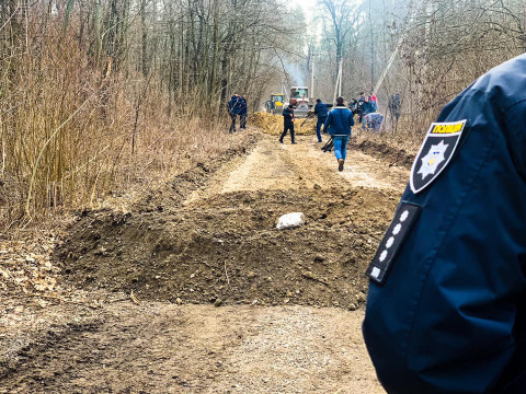 Під Києвом люди бульдозером розчистили собі незаконно перекриту дорогу (ВІДЕО)