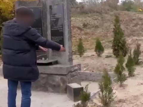 У Василькові розшукали чоловіка, який зламав пам'ятну табличку