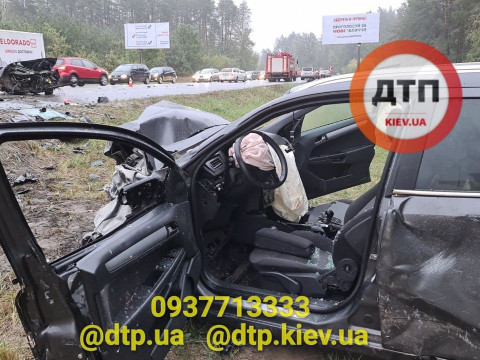 П’яна ДТП на Київщині: зіткнулися три легковики, п’ять постраждалих (ФОТО, ВІДЕО)