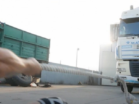 Білоцерківець за 15 секунд протягнув семитонну вантажівку (ВІДЕО)